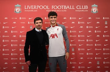 Francisco Villaverde y Stefan Bajcetic tras firmar la renovación con el Liverpool.