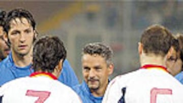 <b>EL ADIÓS DE UN CRACK</b>. Roberto Baggio se despidió en el duelo de ayer, ante España, de la selección azzurra. El de Caldogno, con 37 años, 56 partidos y tres Mundiales con Italia, dio muestras en su adiós de su talento. La grada le despidió como a su último gran héroe.