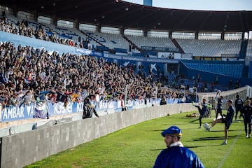 Los jugadores del Zaragoza lanzan balones a la grada.