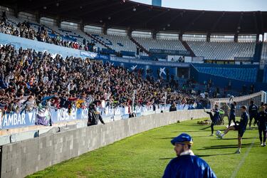 Los jugadores del Zaragoza lanzan balones a la grada.