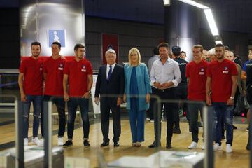 La presidenta de la Comunidad, Cristina Cifuentes, junto al presidente del Atlético de Madrid, Enrique Cerezo, y el entrenador del equipo, Diego Pablo Simeone y varios jugadores de la plantilla rojiblanca ,durante el acto de promoción del uso del metro para el acceso al estadio Wanda Metropolitano del Atletico de Madrid. 