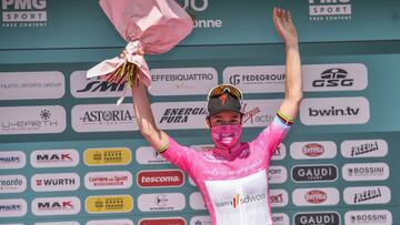 Anna Van der Breggen, celebrando su victoria en el Giro de Italia.