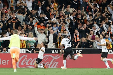 VALENCIA, 27/04/2023.- Los jugadores del Valencia celebran el 2-1 durante el encuentro de la jornada 31 de LaLiga entre el Valencia CF y el Real Valladolid, este jueves en el estadio de Mestalla, en Valencia. EFE/ Kai Försterling
