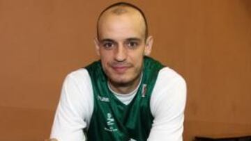 <b>RENOVADO.</b> El Club Baloncesto Málaga S.A.D. ha confirmado que ha llegado a un acuerdo con el alero madrileño Carlos Jiménez para que siga vinculado al Unicaja durante la próxima temporada