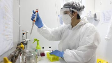 Valparaiso, 22 de junio 2020 El laboratorio COVID-19 de la Universidad de Playa Ancha, instalado en el Centro de Investigacion HUB Ambiental de la UPLA, inicia sus funciones y fue designado por la Secretaria Regional Ministerial de Salud como centro de referencia regional para futuros centros de diagnostico. Para tal efecto su personal capacitado, bajo estrictos procedimientos y protocolos de bioseguridad, ya trabaja con las primeras muestras respiratorias entregadas por el Servicio de Salud Valparaiso-San Antonio. Raul Zamora/Aton Chile