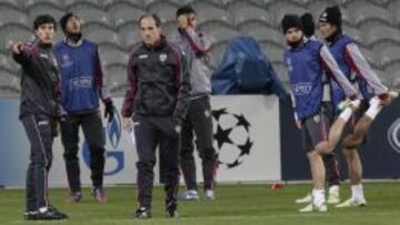 EN FRANCIA. Voro, hoy en el banquillo, dirige el entrenamiento del Valencia en el estadio del Lille.