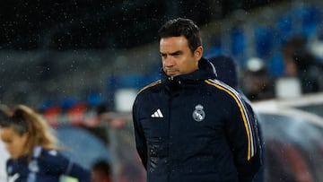 MADRID, 10/11/2023.- El entrenador del Real Madrid, Alberto Toril, durante el partido de la Liga F de fútbol ante la Real Sociedad disputado este viernes en el estadio Alfredo Di Stéfano. EFE/Daniel González
