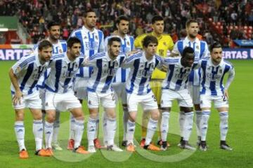 El once inicial de la Real Sociedad. De pie: Vela, Jonathas, Xabi Prieto, Rulli e Iñigo Martínez. Agachados: Illarramendi, Markel Bergara, Zaldua, Elustondo, Bruma y Héctor Hernández. 

