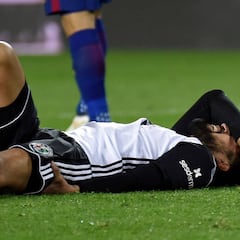 Garay, con rotura de isquios, se marchó de Mestalla con muletas