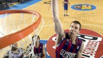 <b>PODERÍO. </b>Vázquez se dispone a machacar el aro por encima de Mumbrú en un Barça-Bilbao.