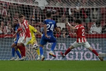 El central del Amorebieta se estrenó como goleador. El futbolista mallorquín llegó al club en busca de minutos y cada vez se siente más importante.