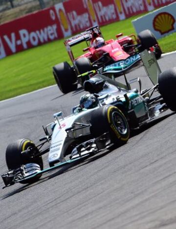 Nico Rosberg seguido por Sebastian Vettel.