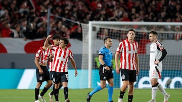 AMDEP4134. LA PLATA (ARGENTINA), 25/09/2025.- Gastón Benedetti (i) de Estudiantes celebra un gol este jueves, en un partido de los cuartos de final de la Copa Libertadores entre Estudiantes de La Plata y Flamengo en el estadio Jorge Luis Hirschi, en la Plata (Argentina). EFE/ Demian Alday