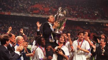 20/05/98 1998 NC. 15267 CELEBRACION ALEGRIA FINAL DE LA COPA DE EUROPA JUVENTUS - REAL MADRID EL PRESIDENTE LORENZO SANZ CON LA SEPTIMA MORIENTES FERNANDO SANZ SEEDORF