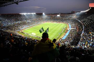 España regresaba a Ellis Park, el estadio donde los de Del Bosque ganaron a Honduras en el segundo encuentro de la fase de grupos. Un escenario que ya había acogido la final del Mundial de Rugby de 1995. Sin embargo, el estado del terreno de juego no estaba en su mejor momento. Debido a las bajas temperaturas y al frío invierno que atacaba al país africano, el césped era cuidado con lámparas de calor para que estuviese en las mejores condiciones posibles…