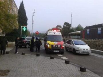 Efectivos del Summa han atendido a un hombre que sufría hipotermia y un traumatismo craneoencefálico y ha sido rescatado por el equipo de buceo de los Bomberos del Ayuntamiento de Madrid del río Manzanares, adonde le habían tirado o se habría caído, según la Policía Nacional.