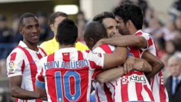 <b>ALEGRÓN. </b>Perea, Agüero, Juanfran y Diego Costa se abrazan a Elías, después de que éste marcara en primer gol de la tarde de libre directo.