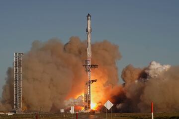 El megacohete Starship de SpaceX despega para un vuelo de prueba desde Starbase en Boca Chica, Texas.