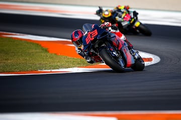 Marc Márquez rodando con su nueva moto en Cheste, Valencia. 