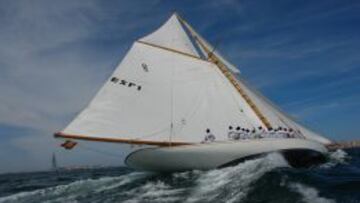 El &#039;Hispania&#039; en plena regata