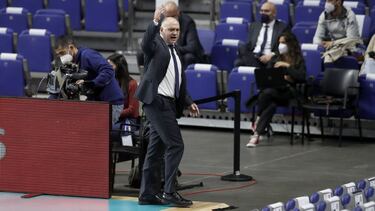 Pablo Laso, entrenador del Madrid, sale expulsado del partido contra el Anadolu Efes.