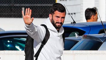 Gay¨¤, en la Ciudad Deportiva del Valencia, para ser examinado por los m¨¦dicos del club tras abandonar el Mundial por lesi¨®n.