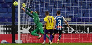 Diego López, deteniendo providencialmente un balón en el Espanyol-Almería, con el brazalete de capitán.