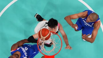 Hugh Watanabe anota tras marcharse de Nicolas Batum.