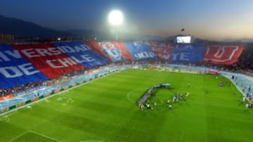 Universidad de Chile retirados vs Rostros de TV en el estadio Nacional, Chile.