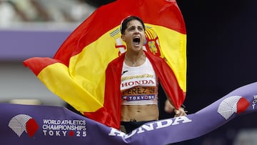 María Pérez celebra su victoria en los 35 kilómetros marcha de los Mundiales de atletismo de 2025 en Tokio.