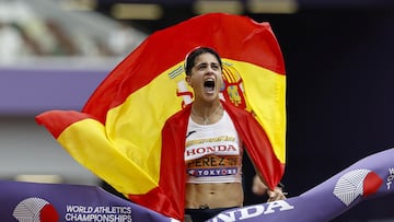 La española María Pérez celebra tras ganar la carrera de 35 kilómetros marcha femenina en el Campeonato Mundial de Atletismo.