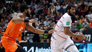 VALENCIA, 23/12/2023.- El escolta brasileño del Basket Granada Cristiano Felicio (d) ante Brandon Davies (i), alero ugandés del Valencia Basket, durante un encuentro correspondiente a la jornada 15 de la Liga Endesa disputado hoy sábado en el pabellón de la Fuente de San Luis de Valencia. EFE/ Miguel Ángel Polo