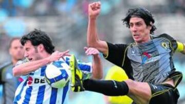 <b>GOLPE DE AUTORIDAD. </b>Sergio Fernández se adelanta a un jugador de la Real para robarle el esférico, ayer en Anoeta.