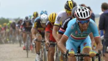 TDF01 CAMBRAI (FRANCIA), 07/07/2015.- El ciclista italiano Vincenzo Nibali (d) del Astana durante la cuarta etapa del Tour de Francia entre las localidades de Seraing (B&eacute;lgica) y Cambrai (Francia).