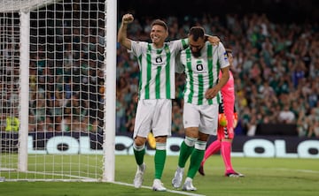 Joaquín y  Borja Iglesias celebrando el gol del empate.