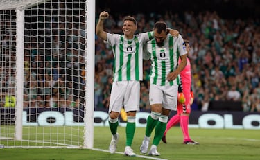 Joaquín y  Borja Iglesias celebrando el gol del empate.
