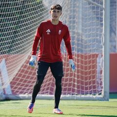 Iker García coge los guantes ante un Las Palmas feliz y con Kirian