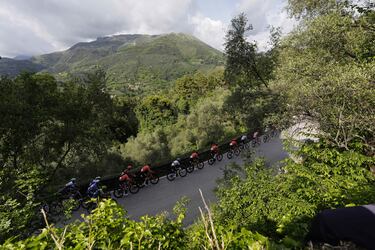 El pelotón durante la quinta etapa del Giro entre Génova y Lucca.