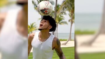 El nuevo 7 del Liverpool aprovecha el paron en el fútbol europeo, para un prometedor regreso con los Reds.