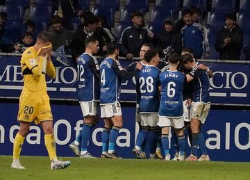 Si Camarasa sonríe, sonríe el fútbol. El jugador del Oviedo volvió a ver puerta, por segunda vez esta temporada, con un gol de cabeza que puso la puntilla al Alcorcón. Su remate, con la cabeza abajo, hizo que la pelota llevara una trayectoria imparable.