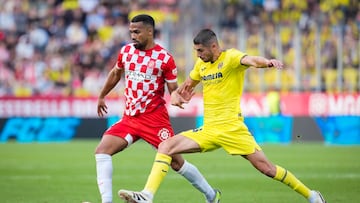 GIRONA, 10/05/2025.- El centrocampista venezolano del Girona, Yangel Herrera (i), disputa el balón ante el centrocampista del Villarreal, Santi Comesaña, durante el encuentro correspondiente a la jornada 35 de Laliga EA Sports que disputan hoy sábado Girona y Villarreal en el estadio municipal de Montilivi, en Girona. EFE/David Borrat.