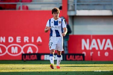 Si le das metros pasan estas cosas. Carlos Álvarez marcó uno de los golazos de la jornada, con un tremendo zurdazo imparable. El balón golpeó en el larguero antes de entrar en la portería.
