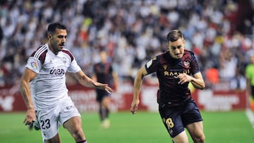 ALBACETE, 03/06/2023.- El defensa del Albacete Álvaro Rodríguez (i) disputa el balón ante Jorge de Frutos (d), delantero del Levante, durante el partido de ida de semifinales de playoff de ascenso de Segunda División entre el Albacete Balompié y el Levante UD, este sábado en el Estadio Carlos Belmonte, en Albacete. EFE/ Manu
