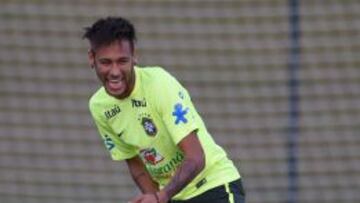 Neymar arropó a un niño que saltó al entrenamiento