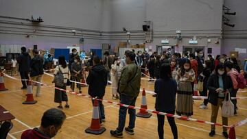 08 February 2022, China, Hong Kong: People queue at a Covid-19 testing centre at the Suen Wan Sports Ground. Photo: Dominic Chiu/SOPA Images via ZUMA Press Wire/dpa
 Dominic Chiu/SOPA Images via ZUM / DPA
 08/02/2022 ONLY FOR USE IN SPAIN