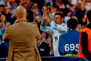El jugador del Betis, Joaquín, ovacionado en el Camp Nou momentos antes del encuentro.