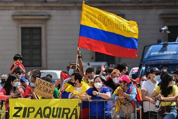 Aficionados de Colombia en la Piazza Duomo.