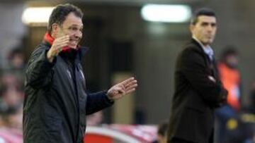 <strong>SIN IMPORTANCIA.</strong> El entrenador del Athletic resto importancia al fallo que costó el empate a su equipo en Santander.