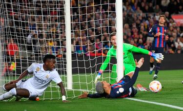 Ronald Araujo se juega el físico, golpeandose la cadera contra el poste, para evitar el remate de Vinicius en el segundo palo.