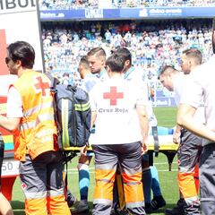 Dioni abandona el campo en ambulancia